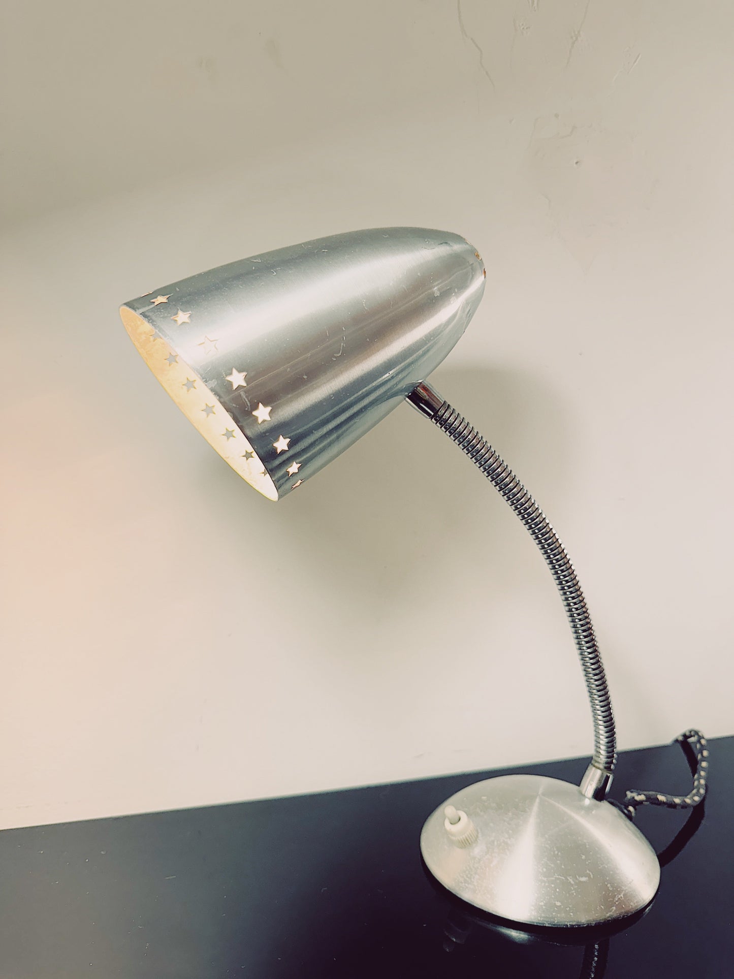 VINTAGE / Atomic Star Perorated Desk Lamp