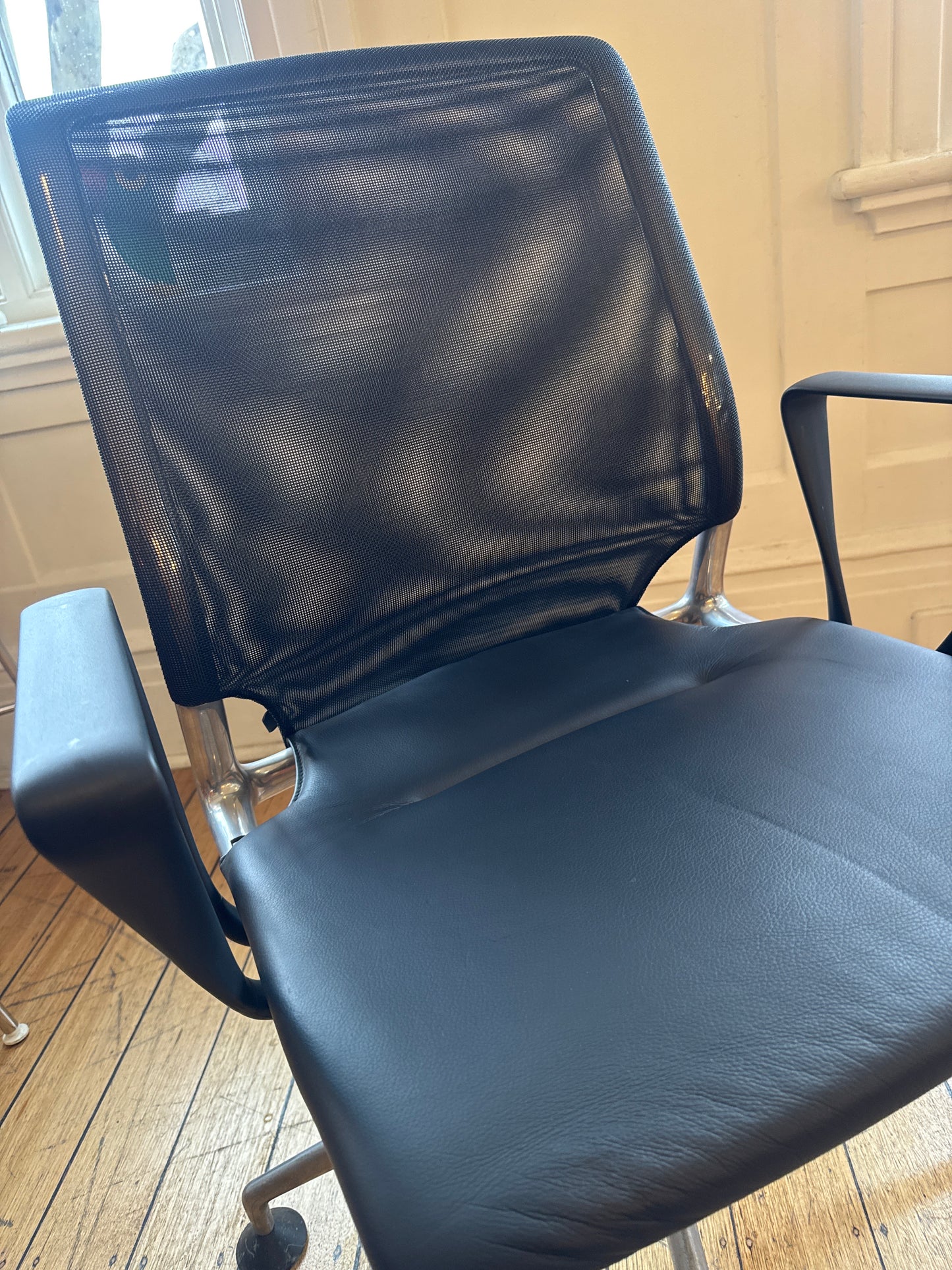 VITRA TAKEOVER / Physix Chair by Alberto Meda - Leather Black