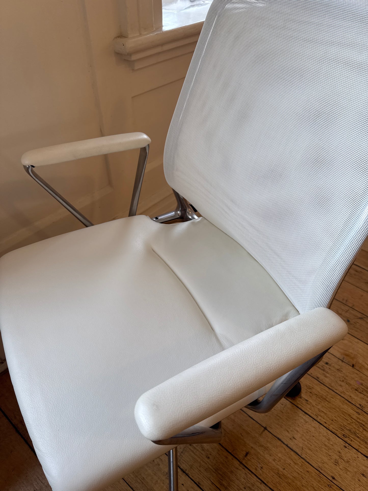 VITRA TAKEOVER / Physix Chair by Alberto Meda - Leather White