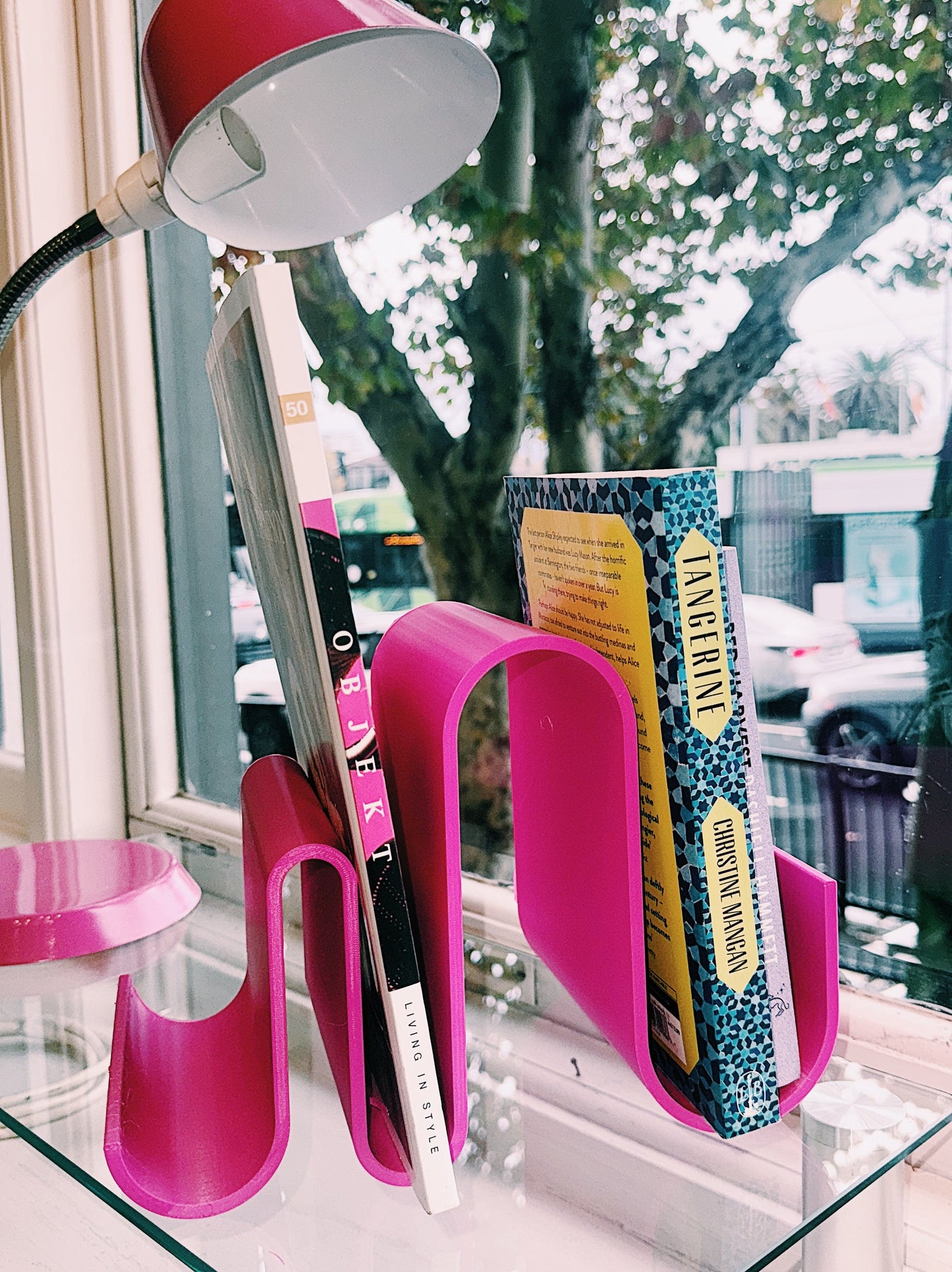 CURVY BOOKSTAND