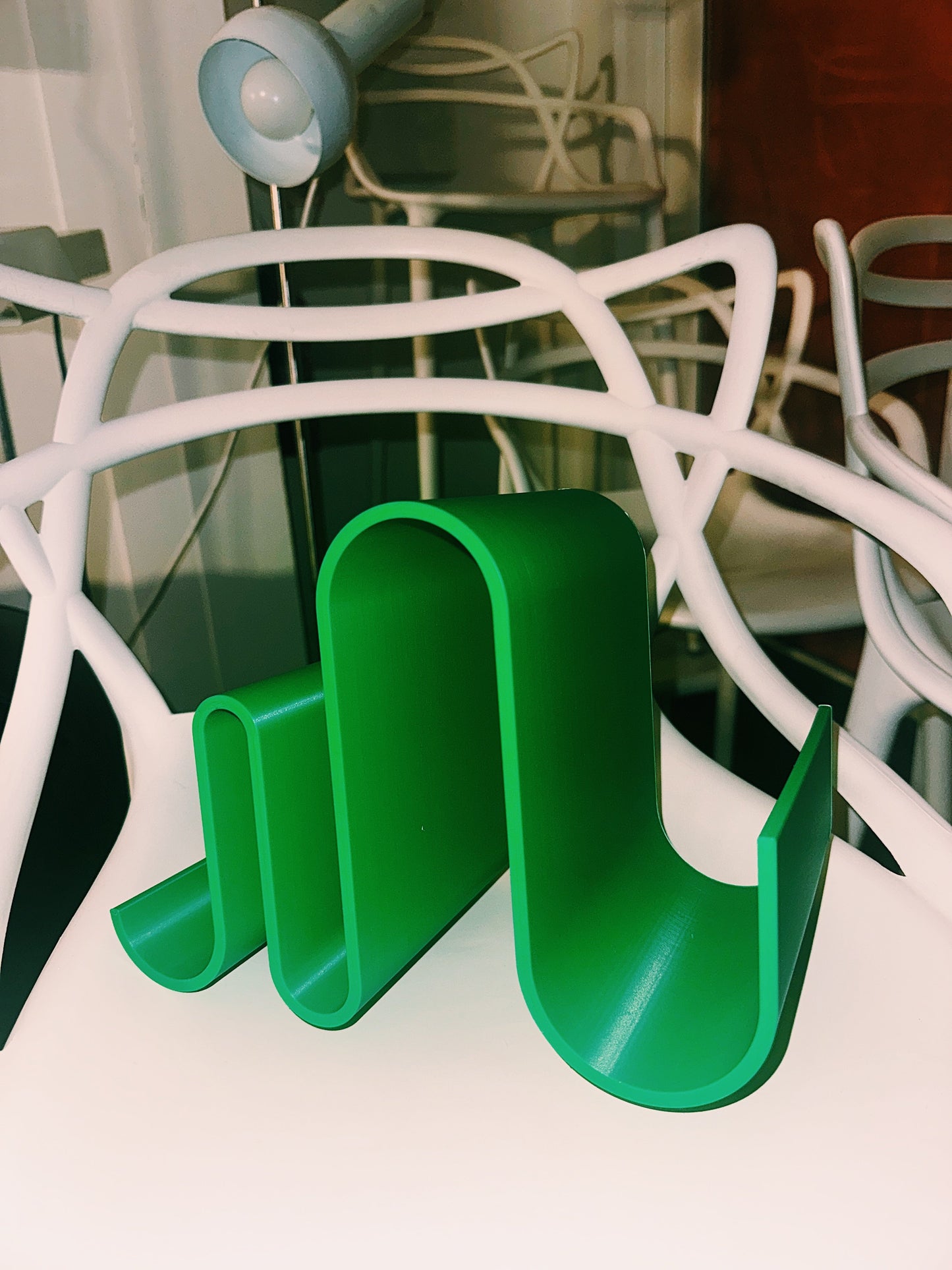 CURVY BOOKSTAND