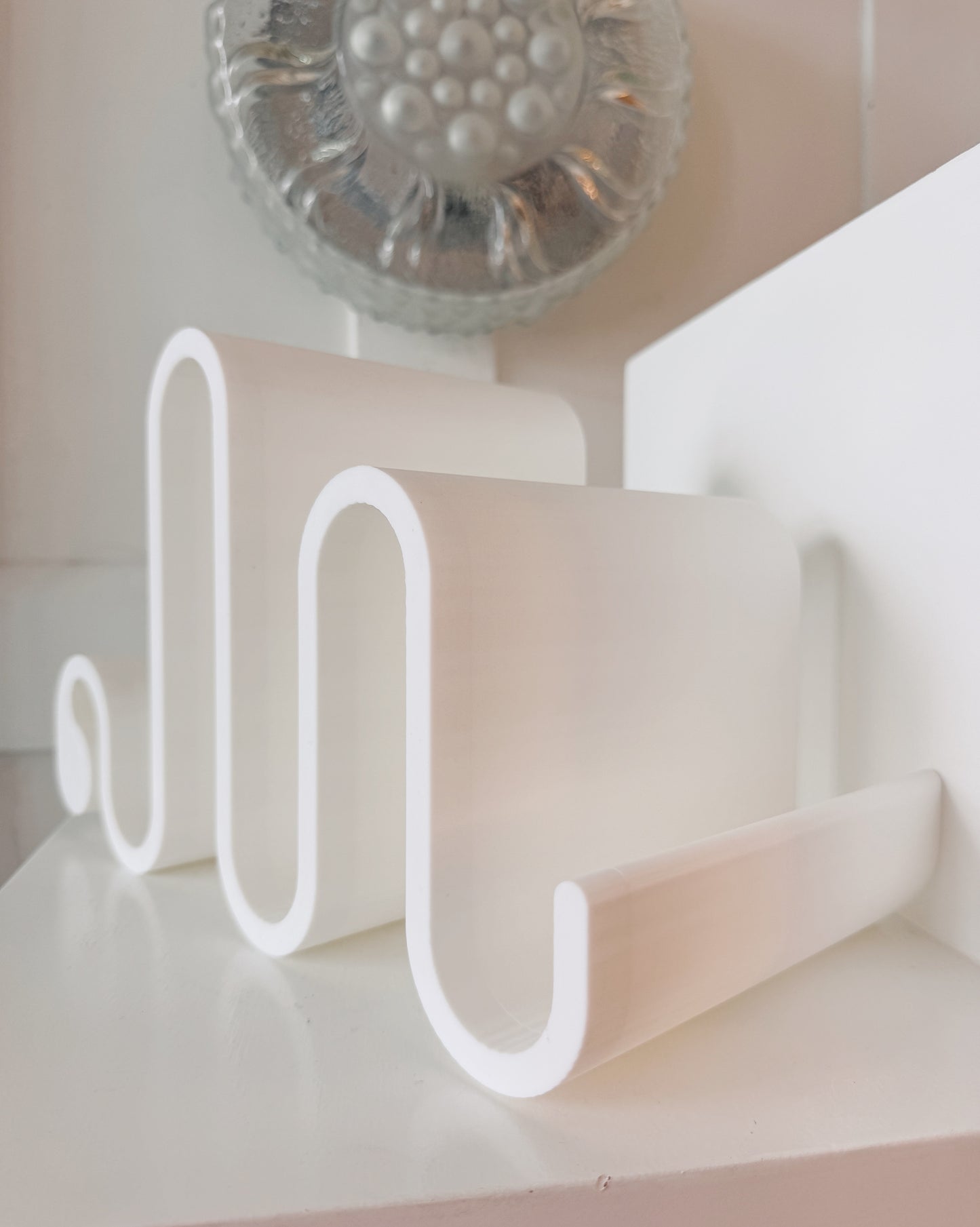 PRIMARY RESIDENCE / Apostrophus Bookstand Large - White