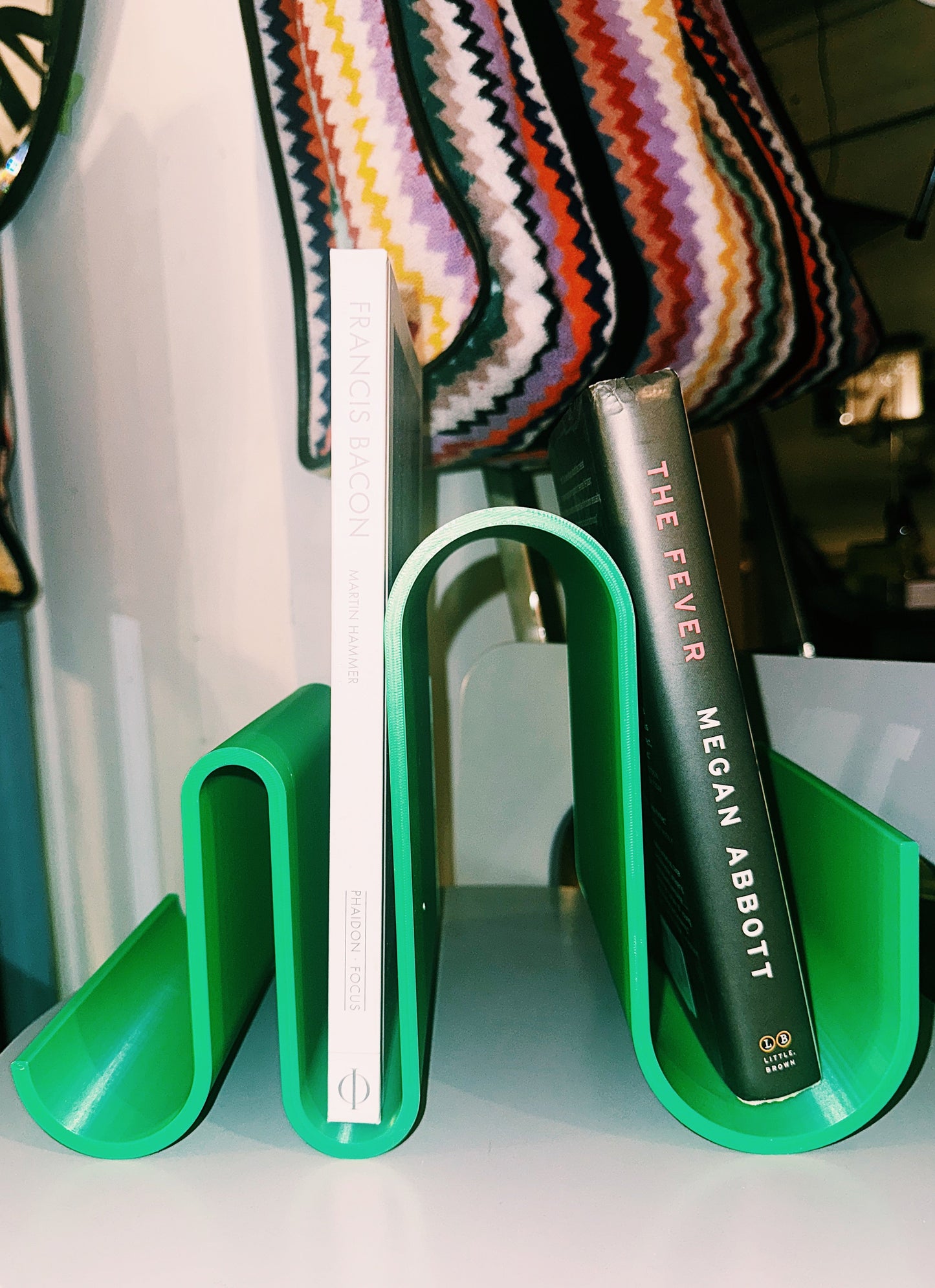 CURVY BOOKSTAND