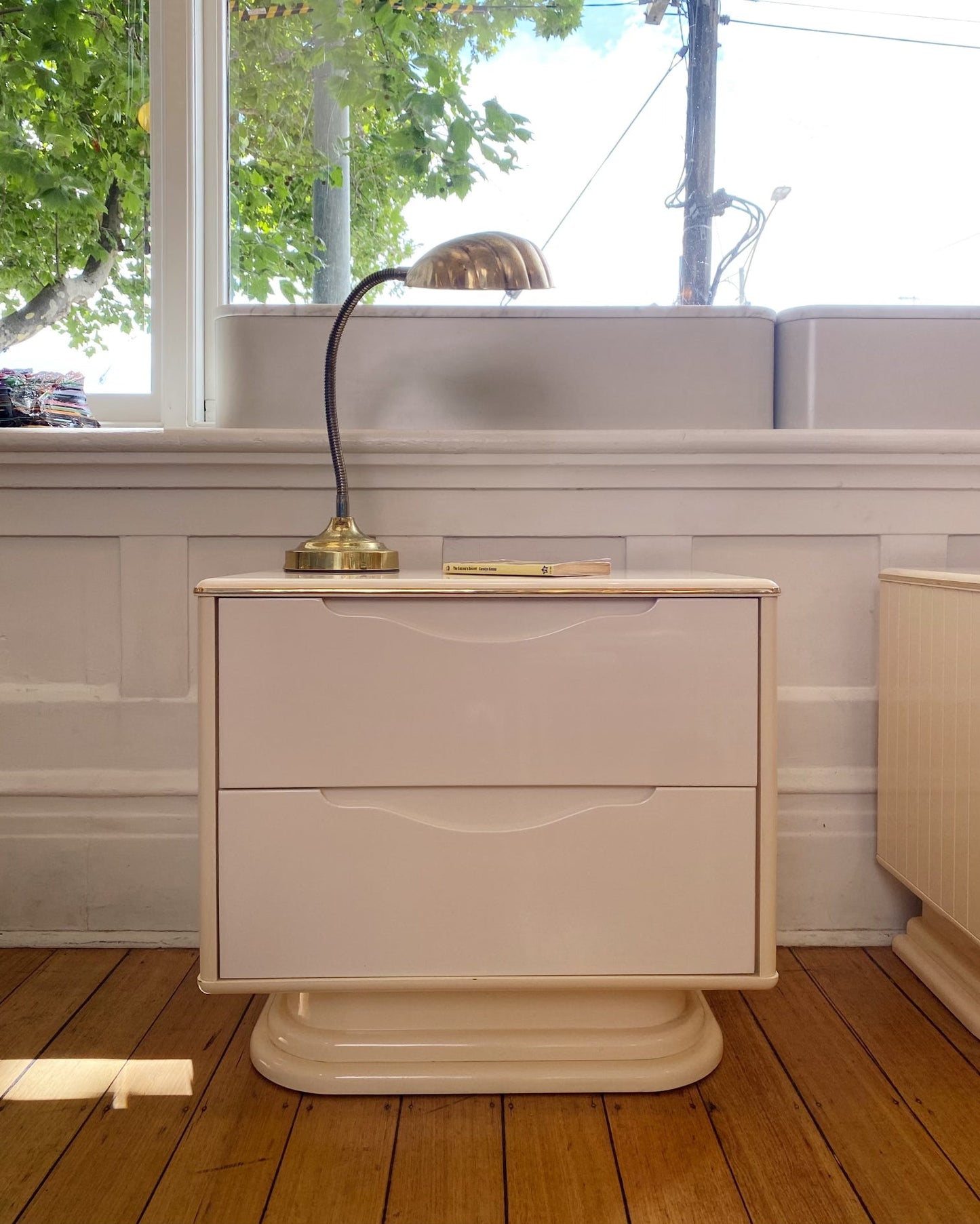 VINTAGE / Palm Beach Cream Lacquered Bedside Tables