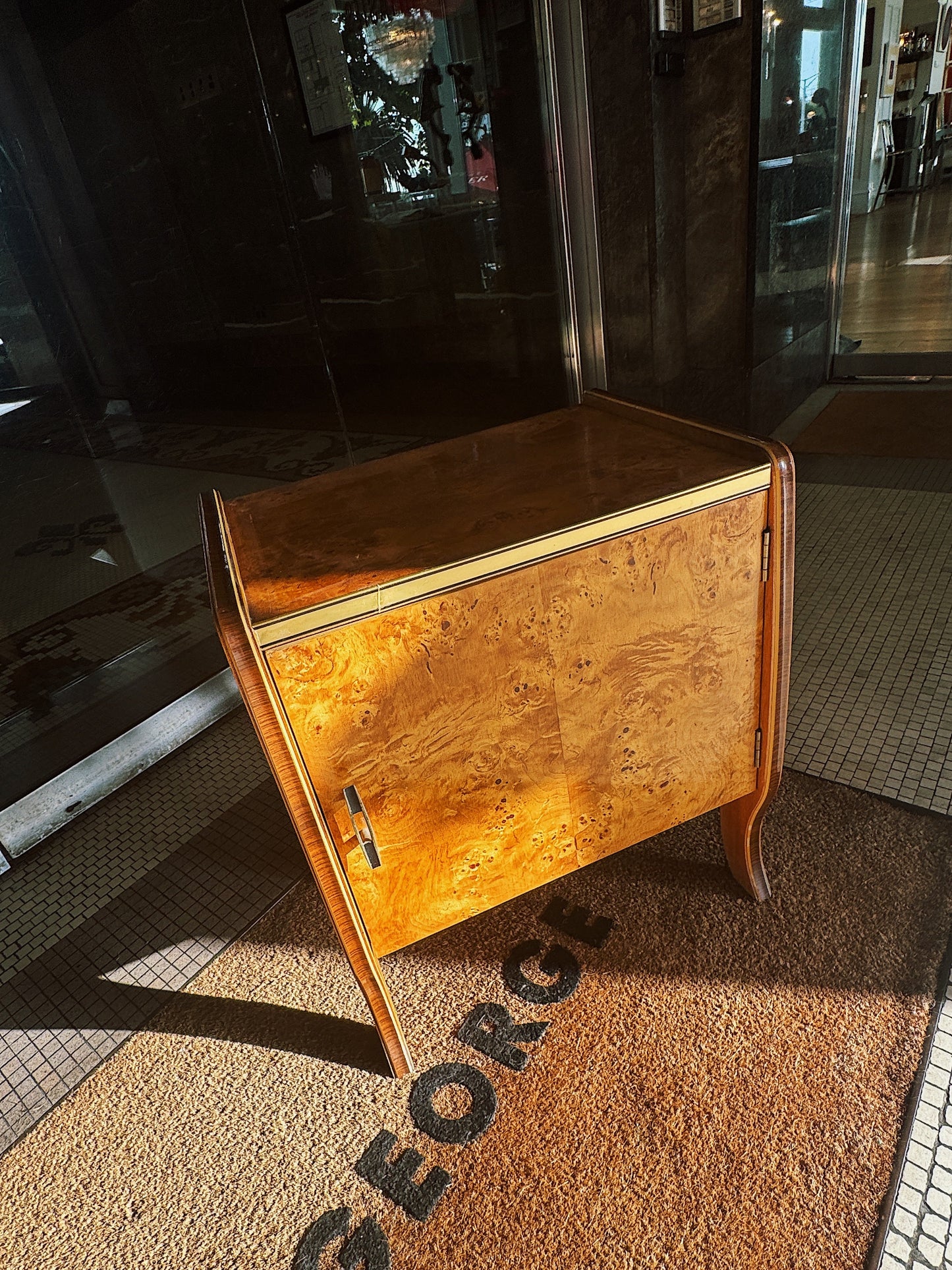 VINTAGE / Burl Wood Veneer Bedside Tables