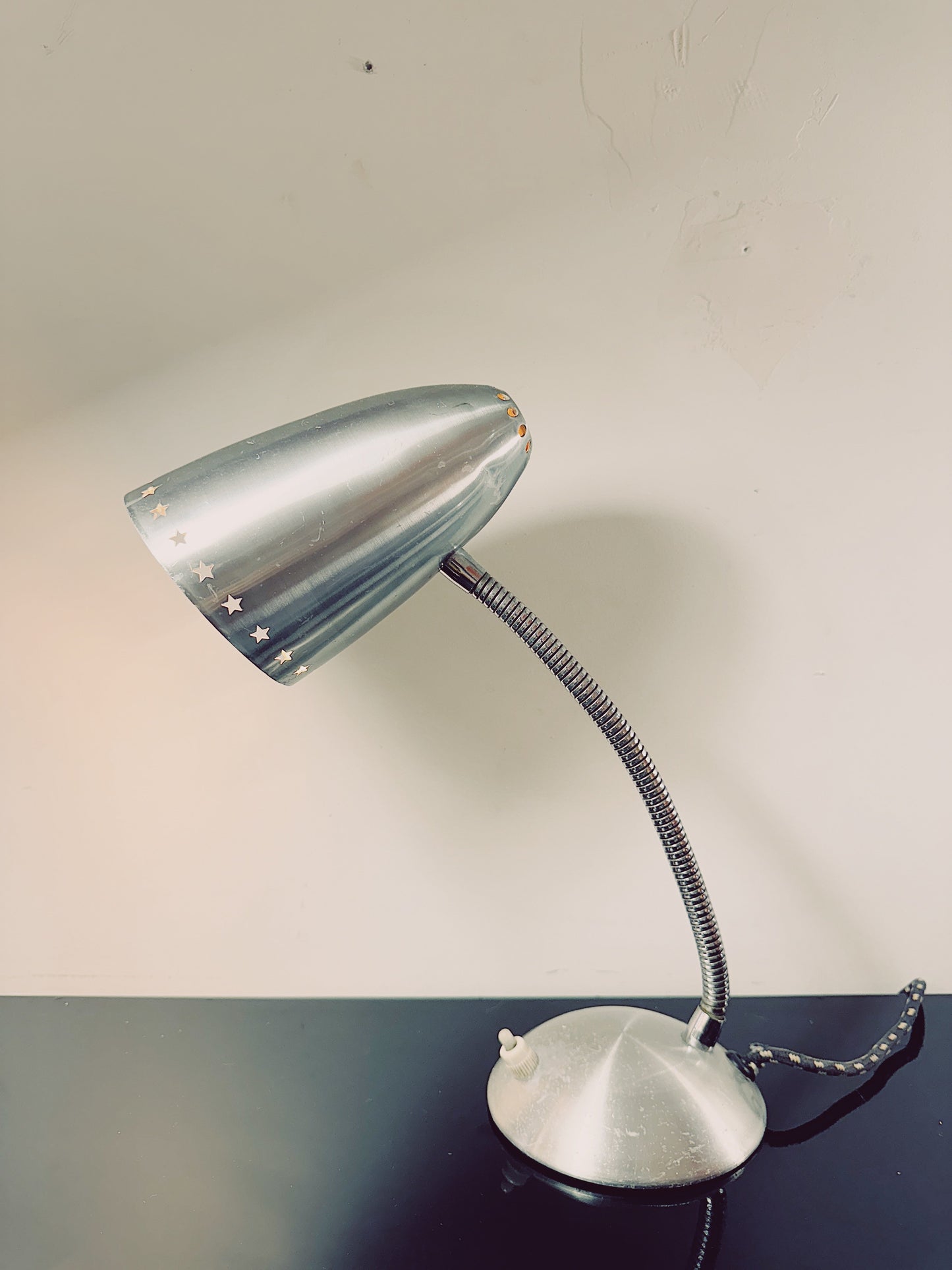 VINTAGE / Atomic Star Perorated Desk Lamp