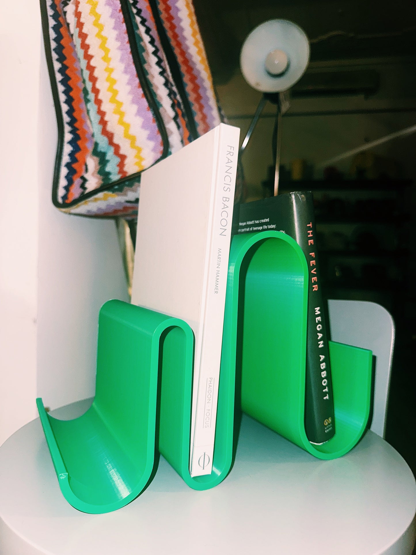 CURVY BOOKSTAND