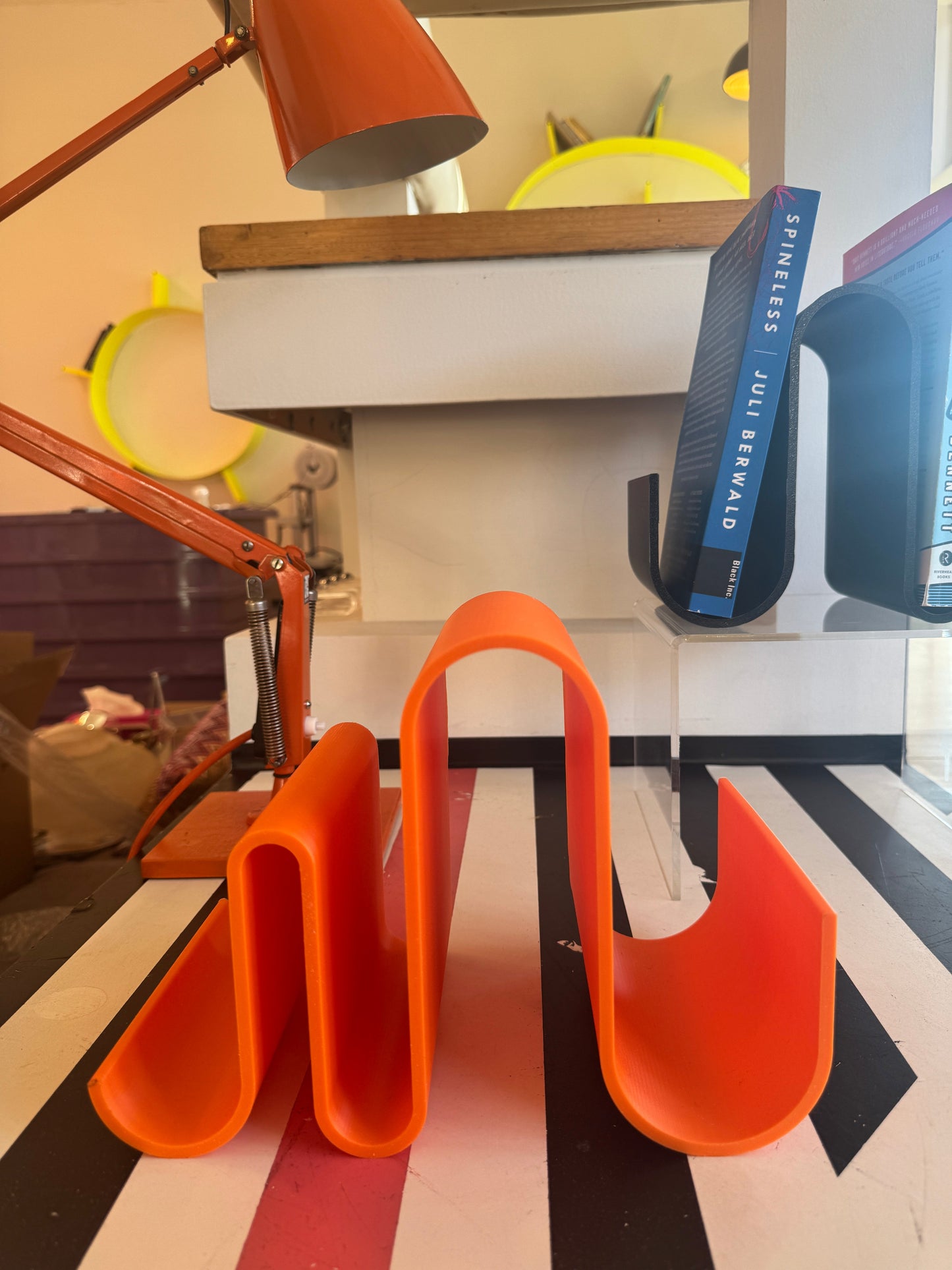 CURVY BOOKSTAND