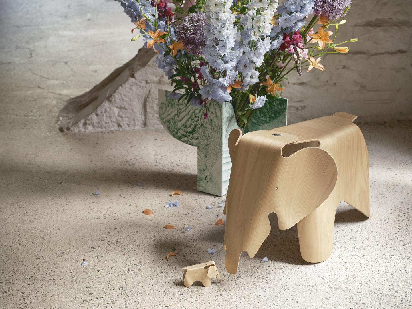 VITRA / Eames® Elephant - LARGE - Chestnut Plywood