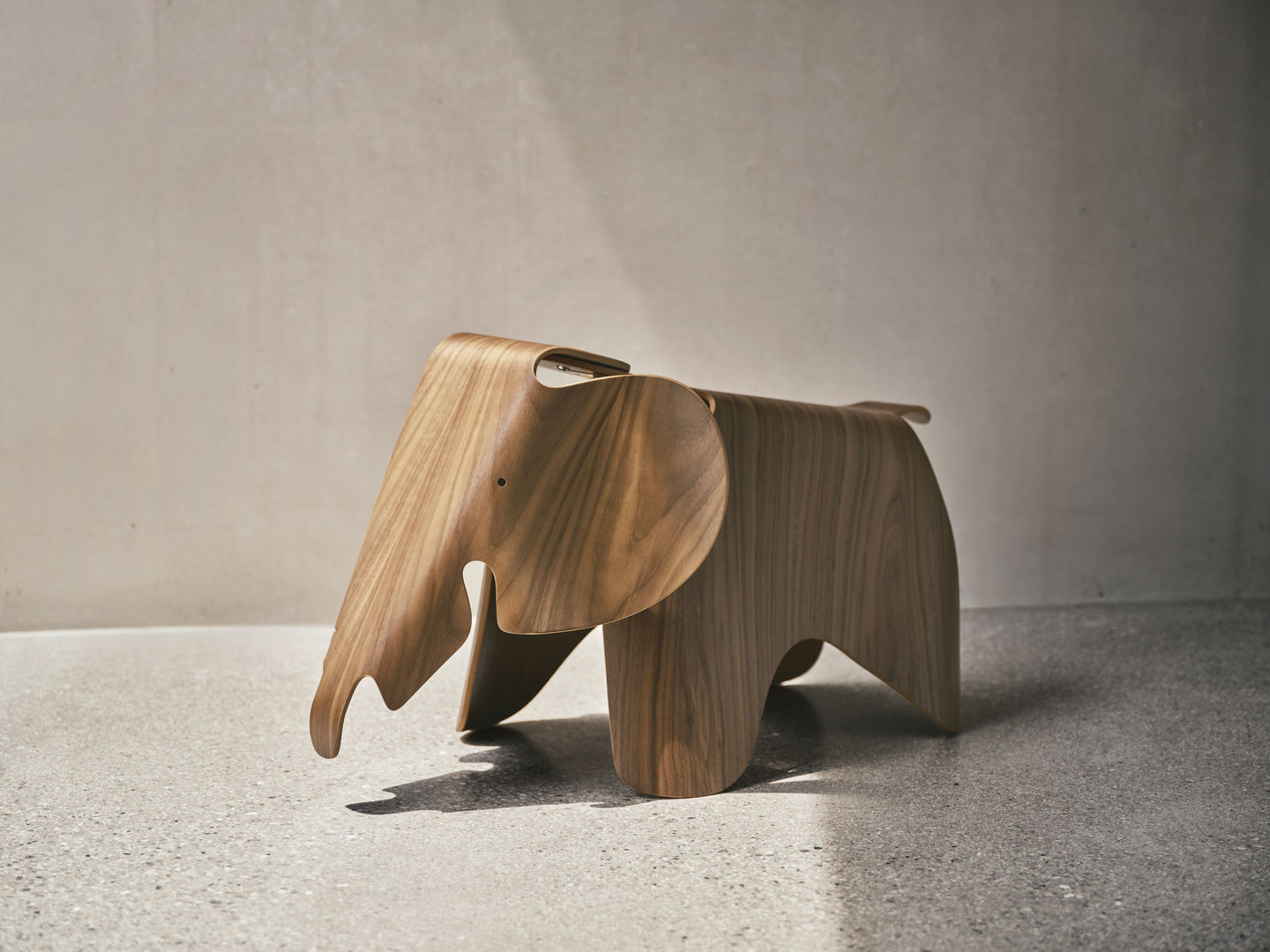 VITRA / Eames® Elephant - LARGE - Walnut Plywood