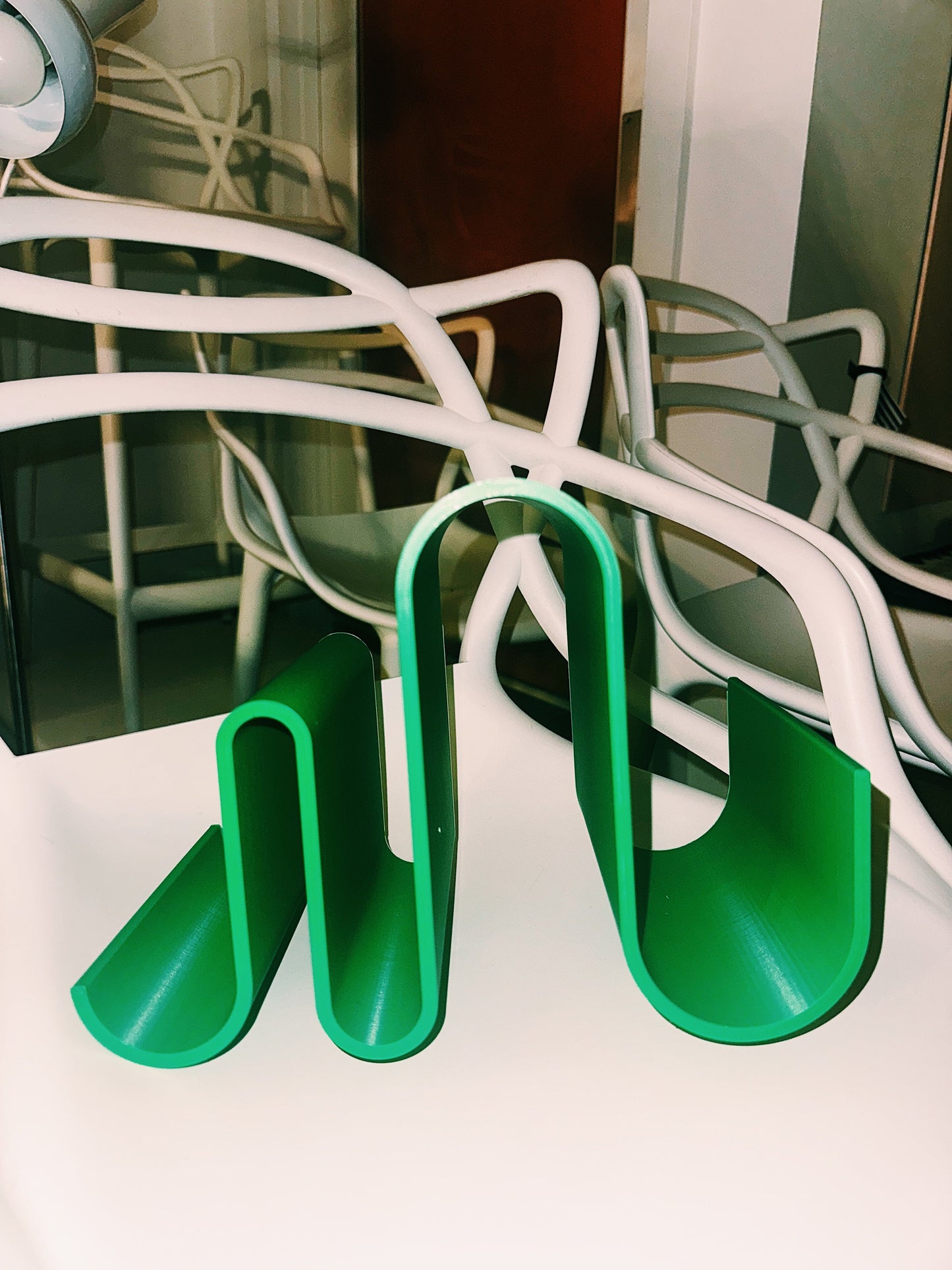 CURVY BOOKSTAND