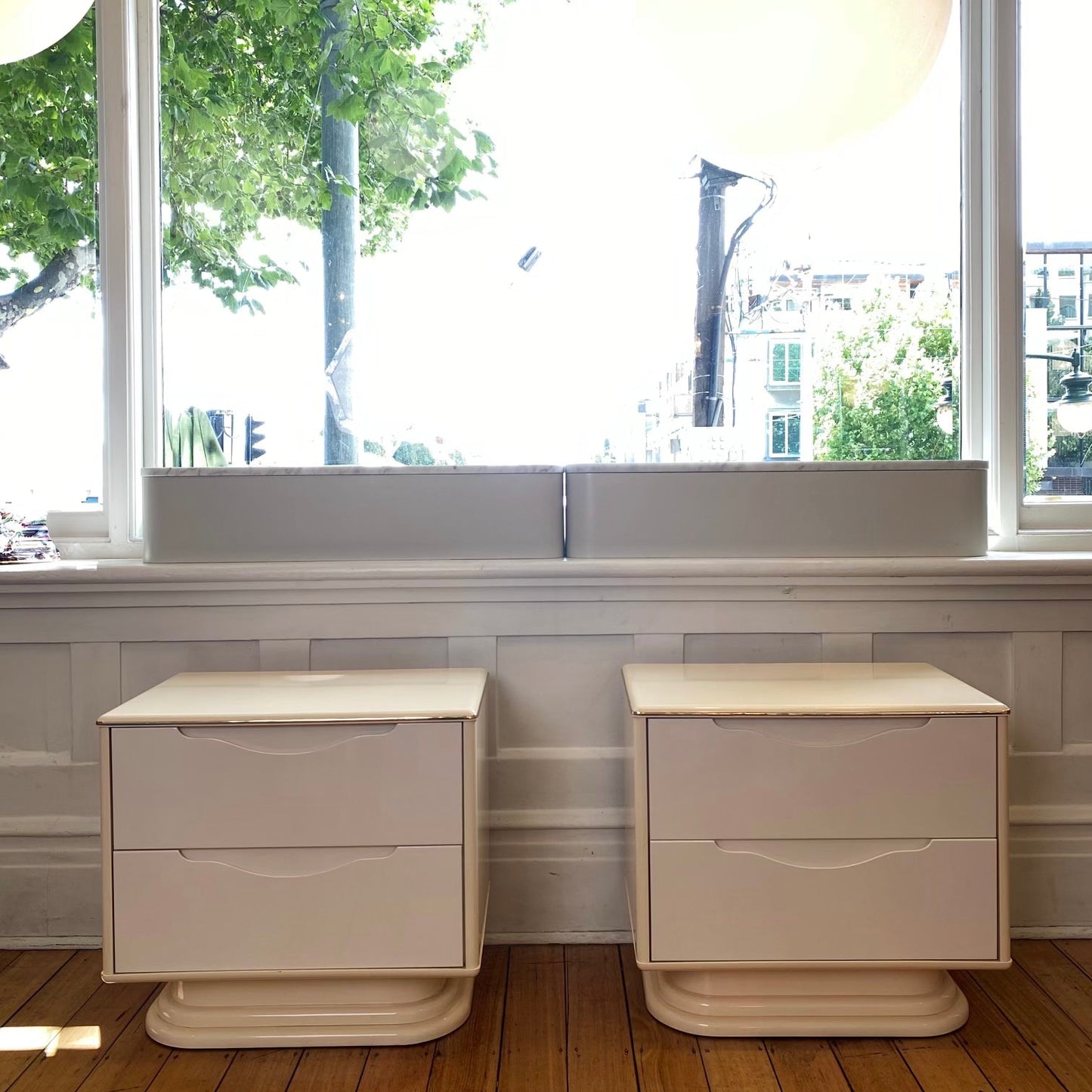 VINTAGE / Palm Beach Cream Lacquered Bedside Tables