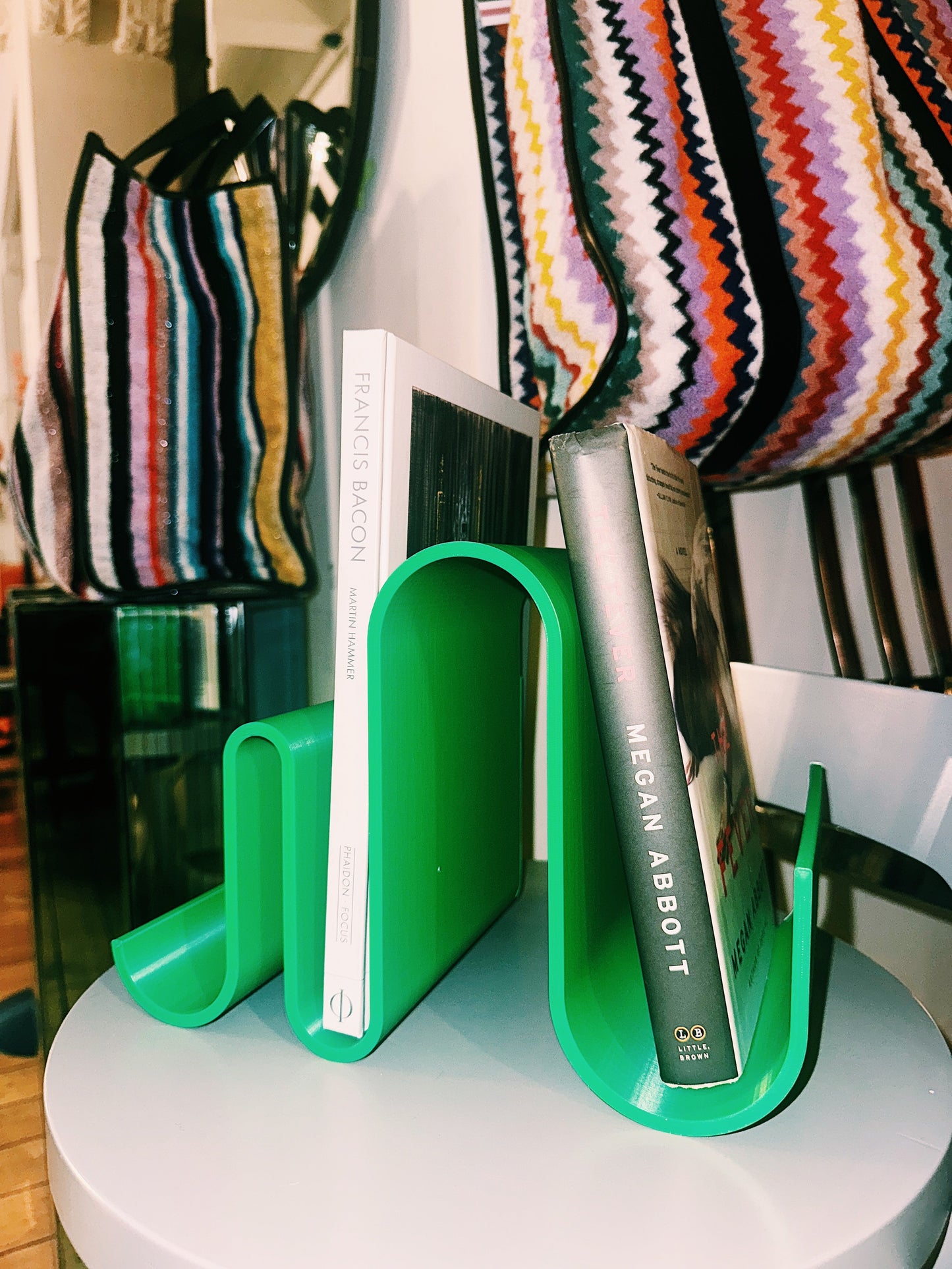 CURVY BOOKSTAND
