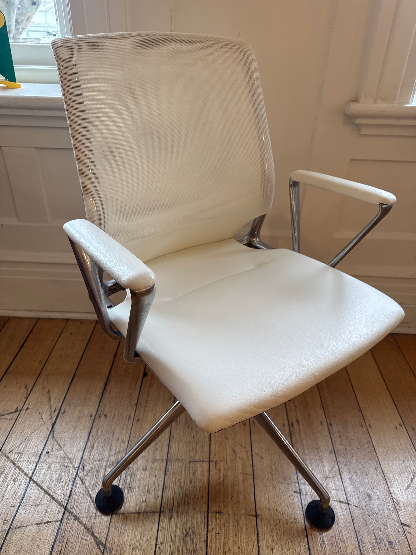 VITRA TAKEOVER / Physix Chair by Alberto Meda - Leather White