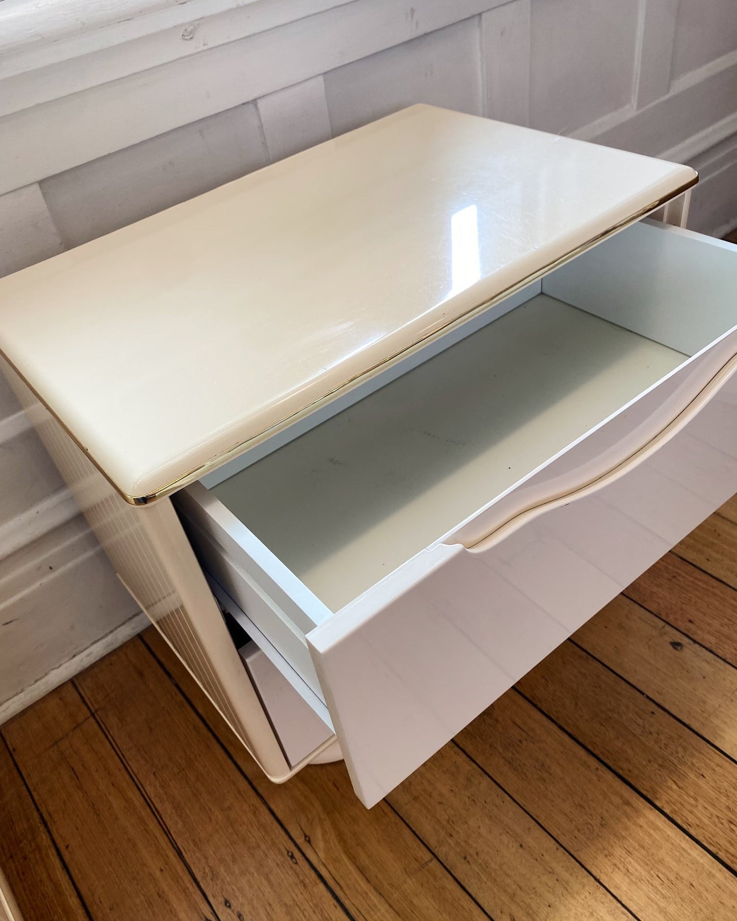 VINTAGE / Palm Beach Cream Lacquered Bedside Tables
