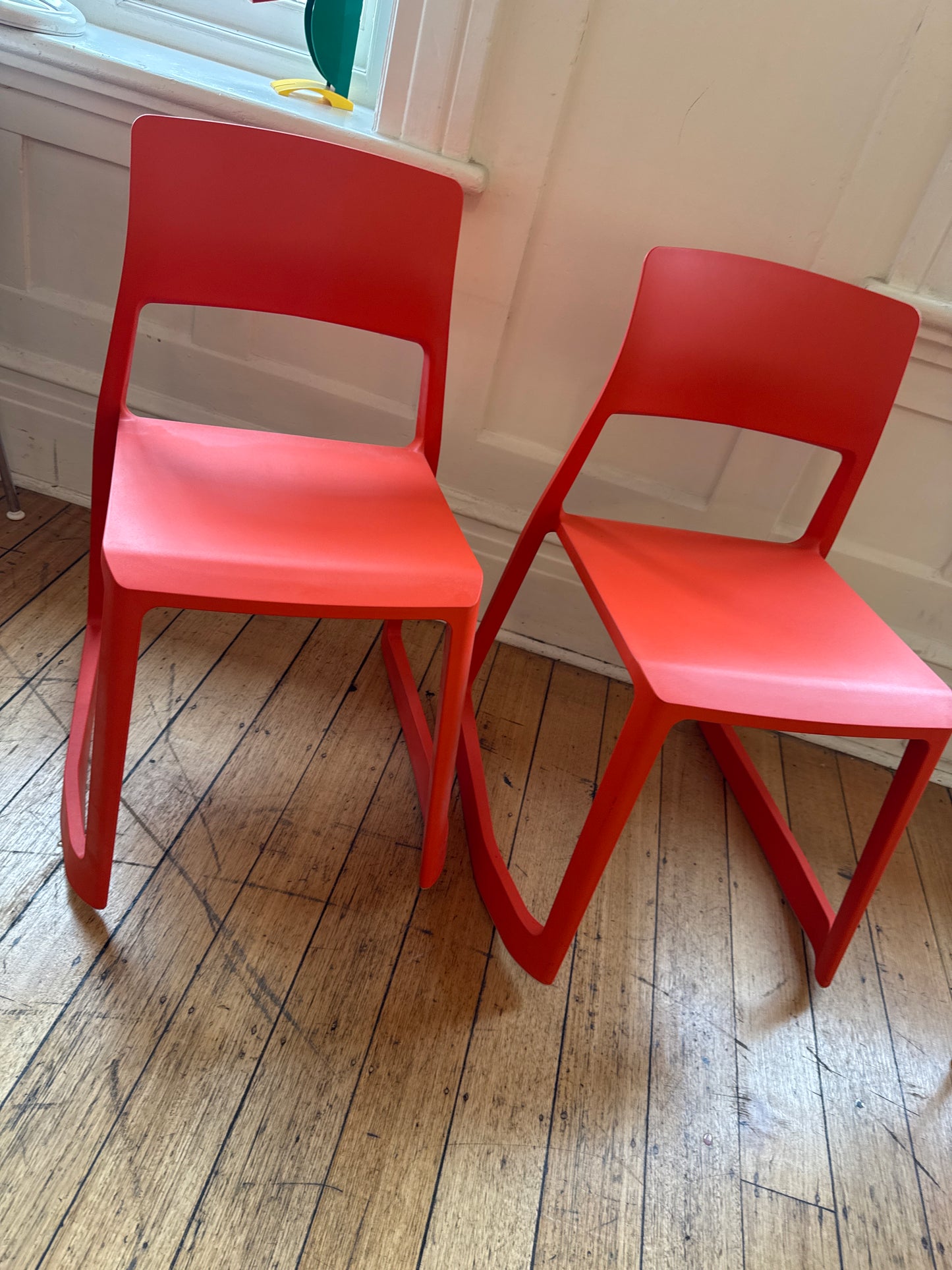 VITRA TAKEOVER / Tip Ton Seat by Edward Barber & Jay Osgerby - Poppy Red