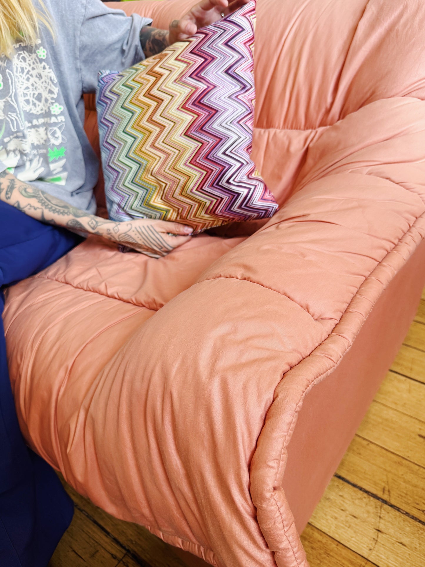 VINTAGE / Italian Design Post Modern Sofa - Peach