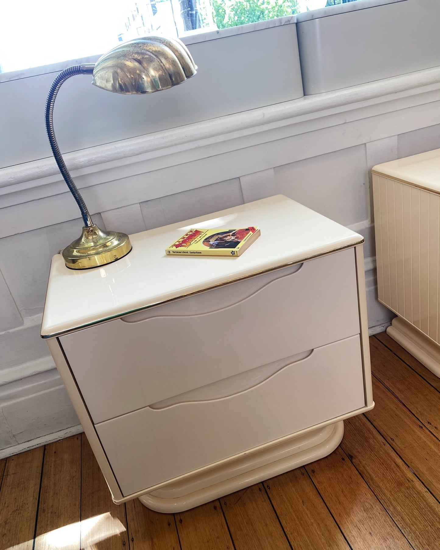 VINTAGE / Palm Beach Cream Lacquered Bedside Tables