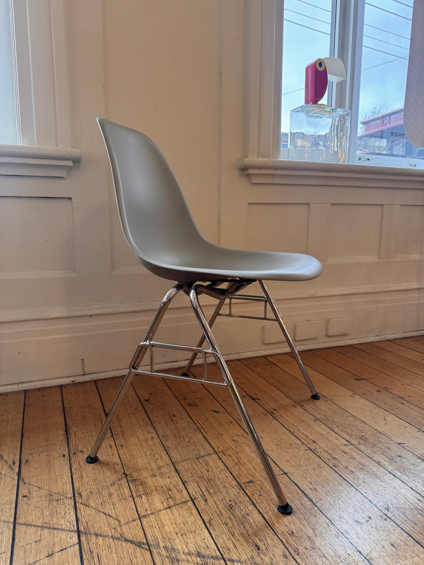 VITRA TAKEOVER / Eames Plastic Side Chair RE DSS, 1950 - Grey