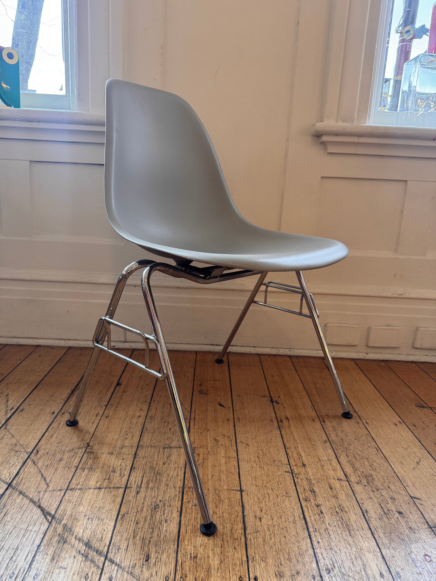 VITRA TAKEOVER / Eames Plastic Side Chair RE DSS, 1950 - Grey