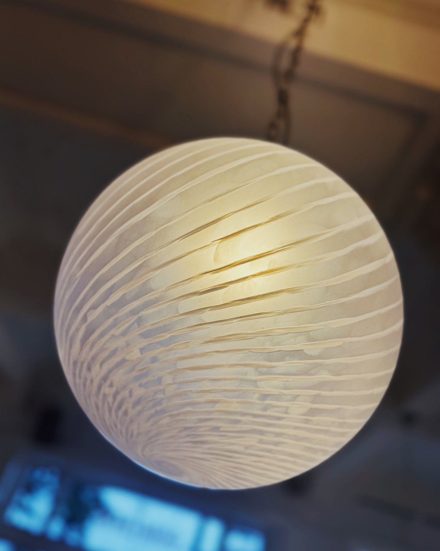 VINTAGE / Frosted Glass Swirl Ball Light
