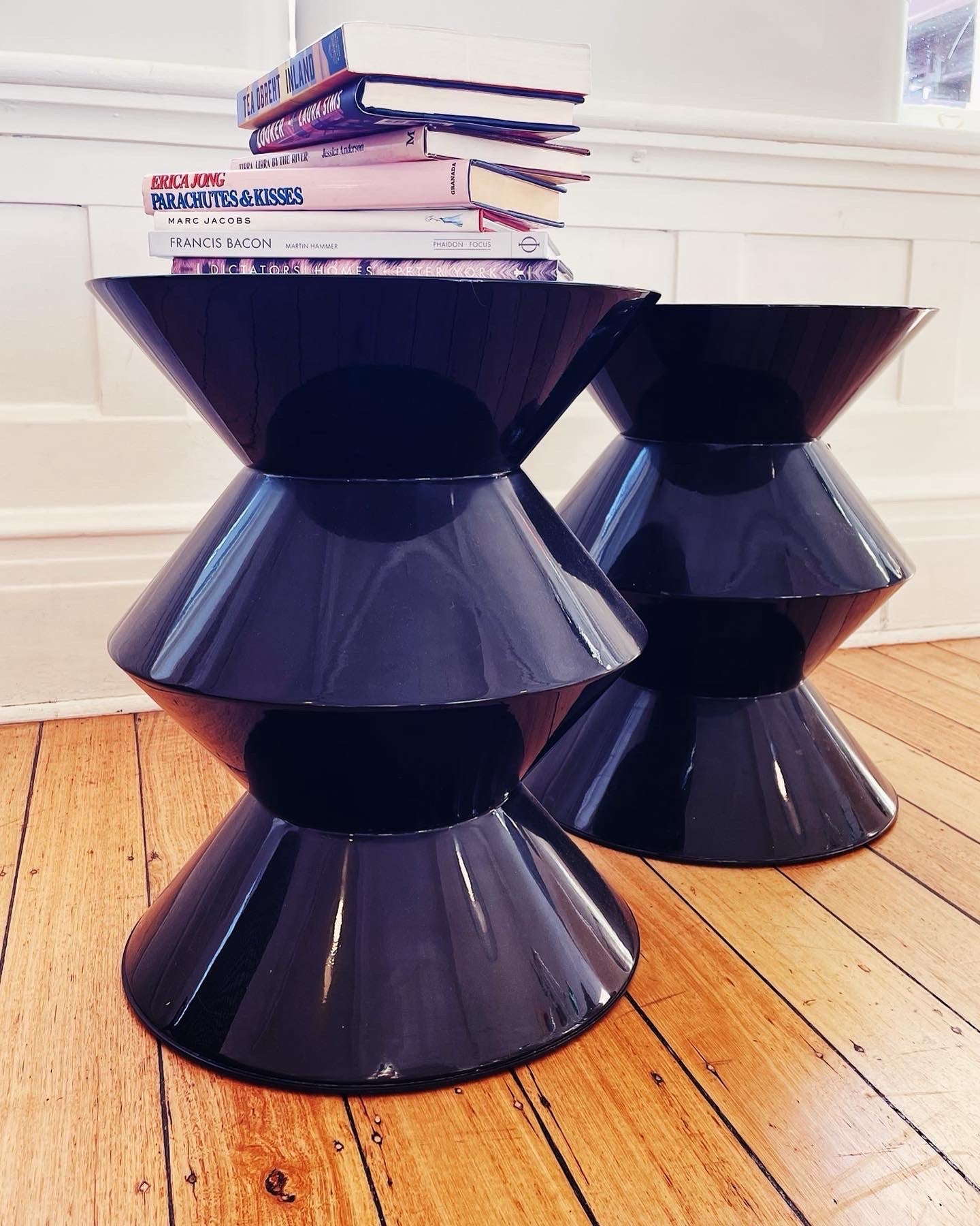 POST MODERN / Black Mirrored Zig Zag Side Table