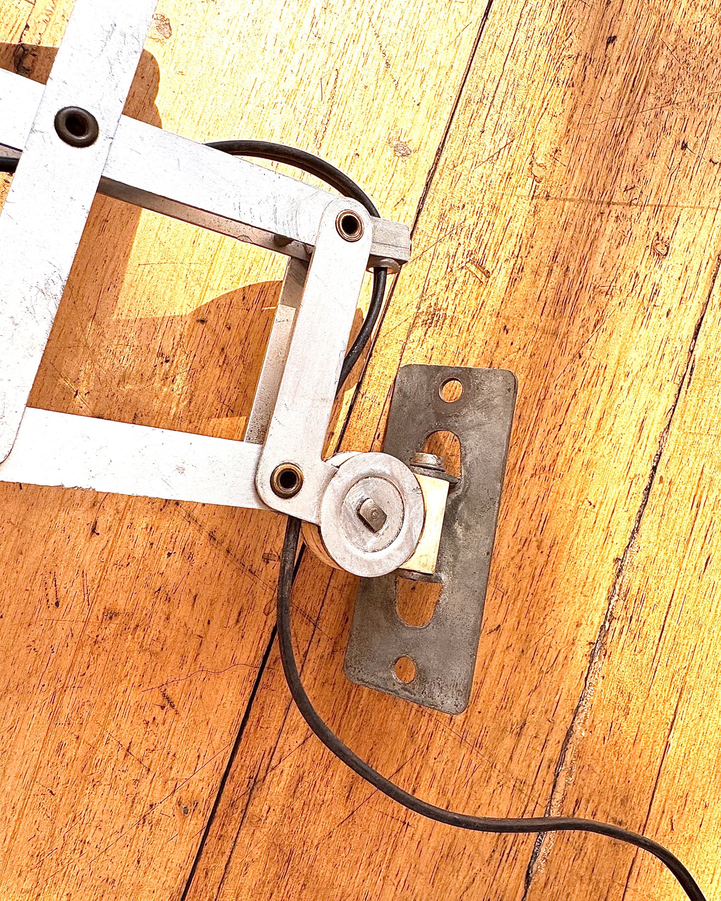VINTAGE / Scissor Wall Lamp - Burgundy