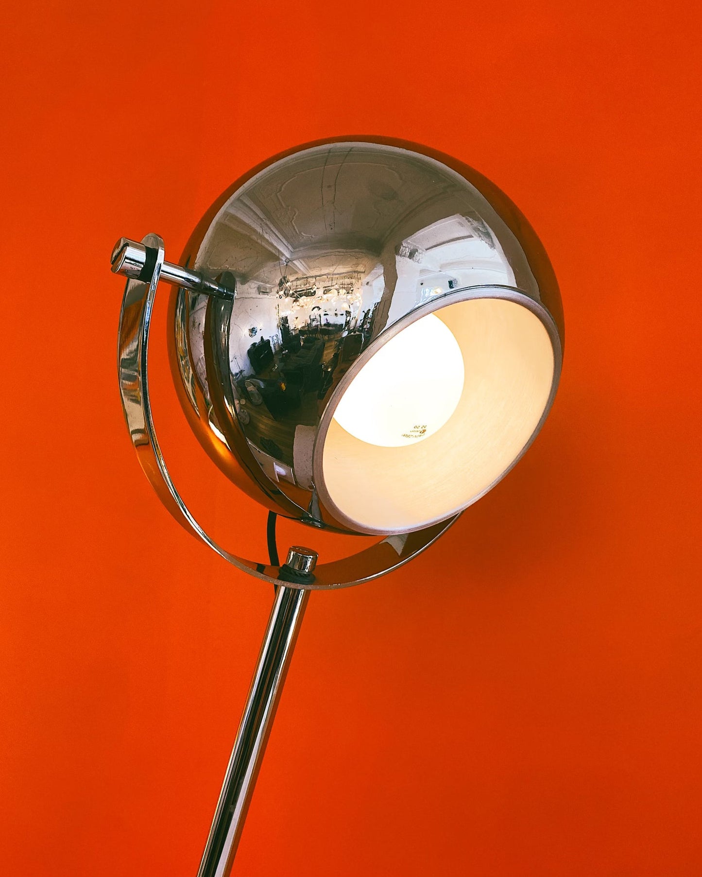 VINTAGE ITALIA/ 1970s Oversized Pendulum Eyeball Lamp