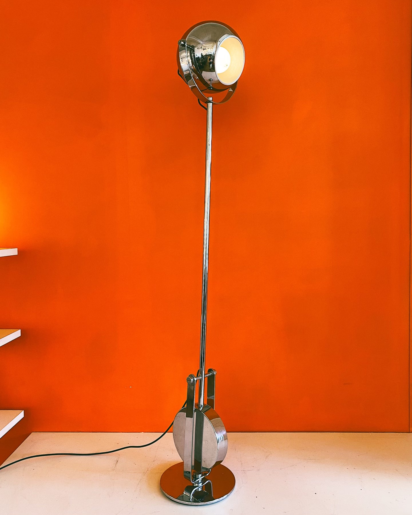 VINTAGE ITALIA/ 1970s Oversized Pendulum Eyeball Lamp