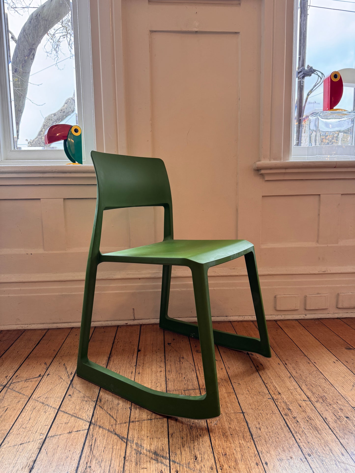 VITRA TAKEOVER / Tip Ton Seat by Edward Barber & Jay Osgerby - Green