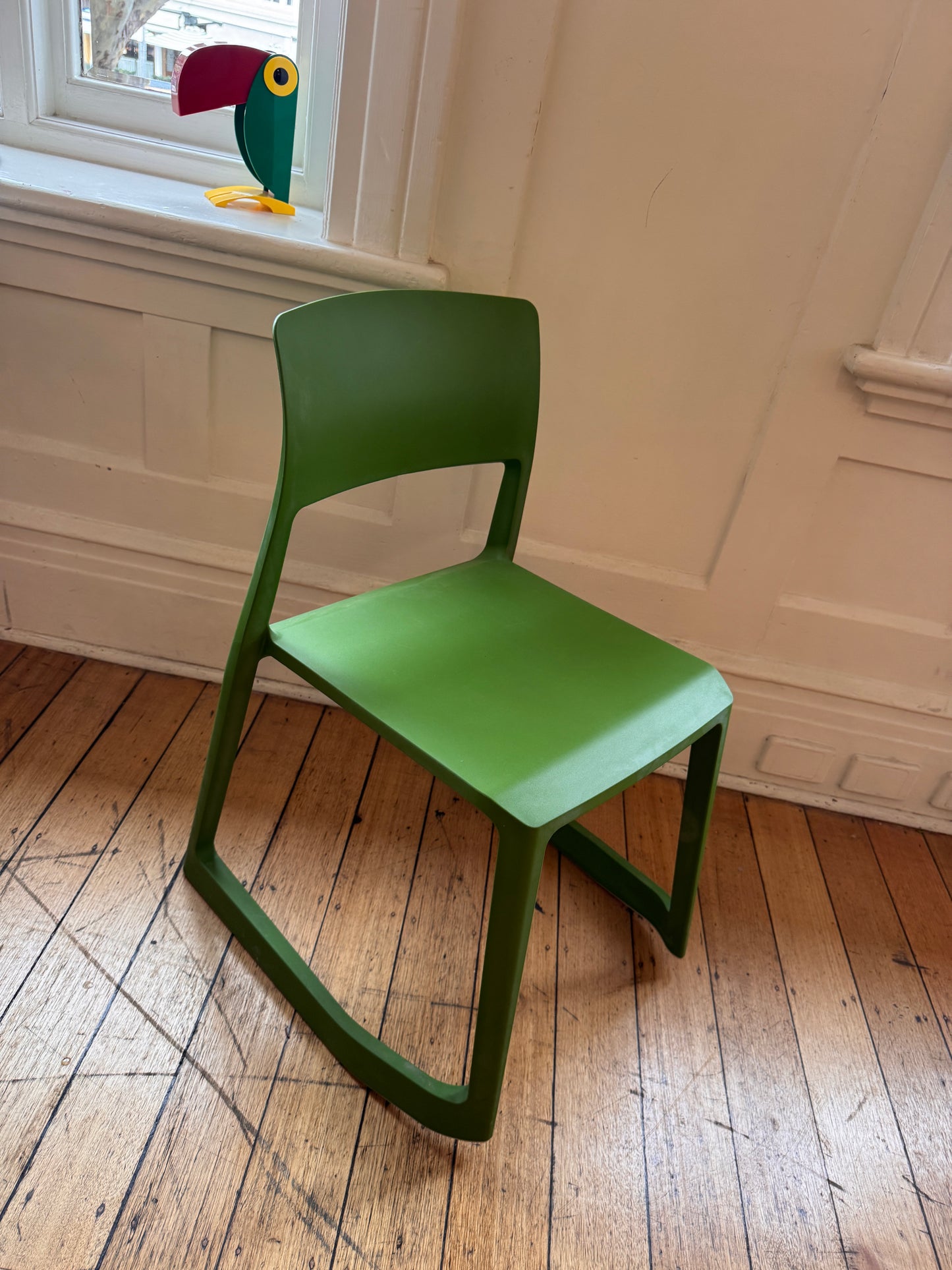 VITRA TAKEOVER / Tip Ton Seat by Edward Barber & Jay Osgerby - Green