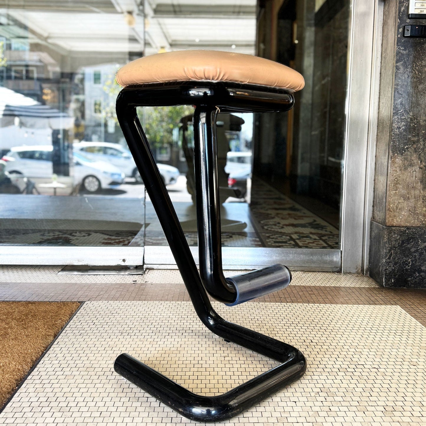 NYLEX / Tubular Paperclip Stool - Black/Tan