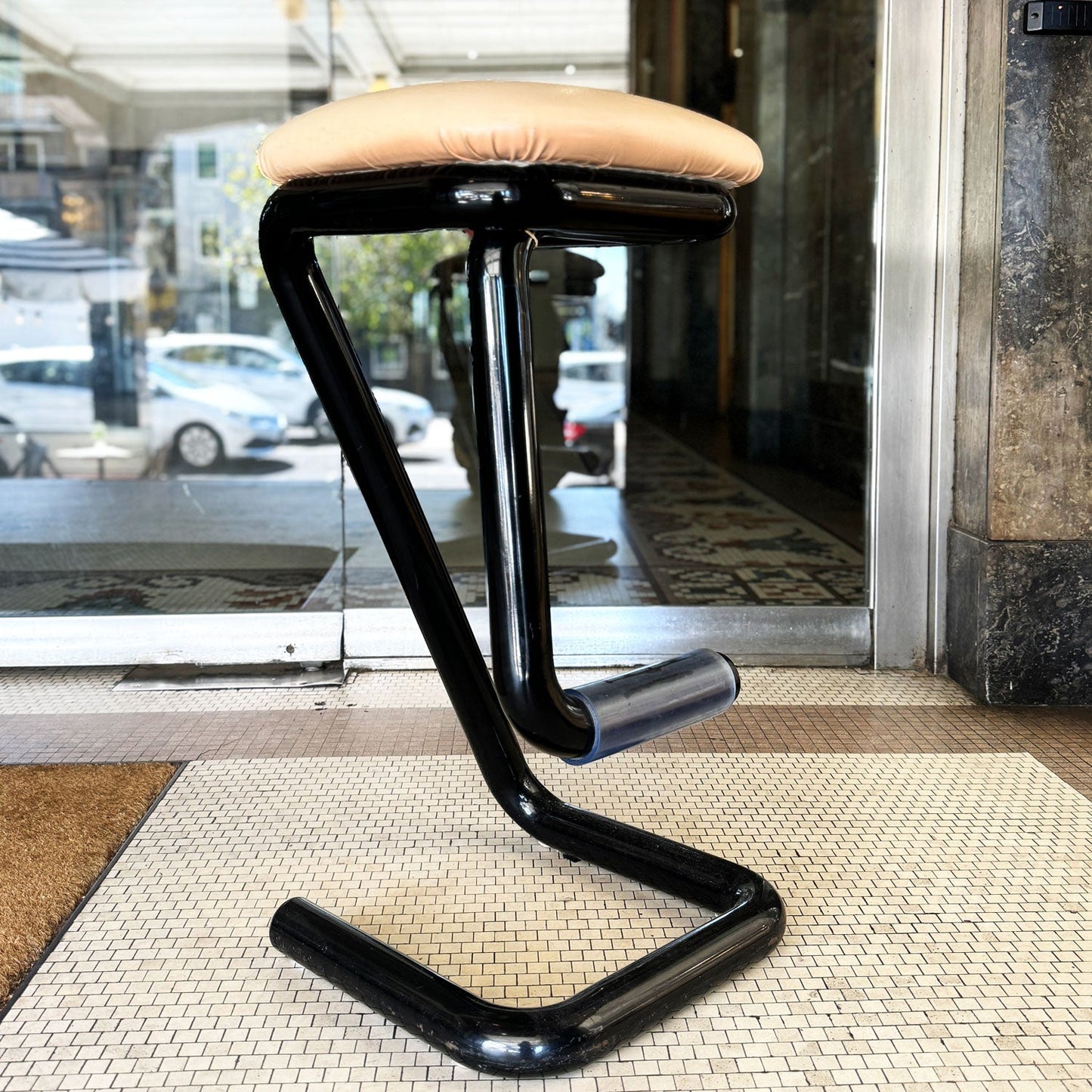 NYLEX / Tubular Paperclip Stool - Black/Tan