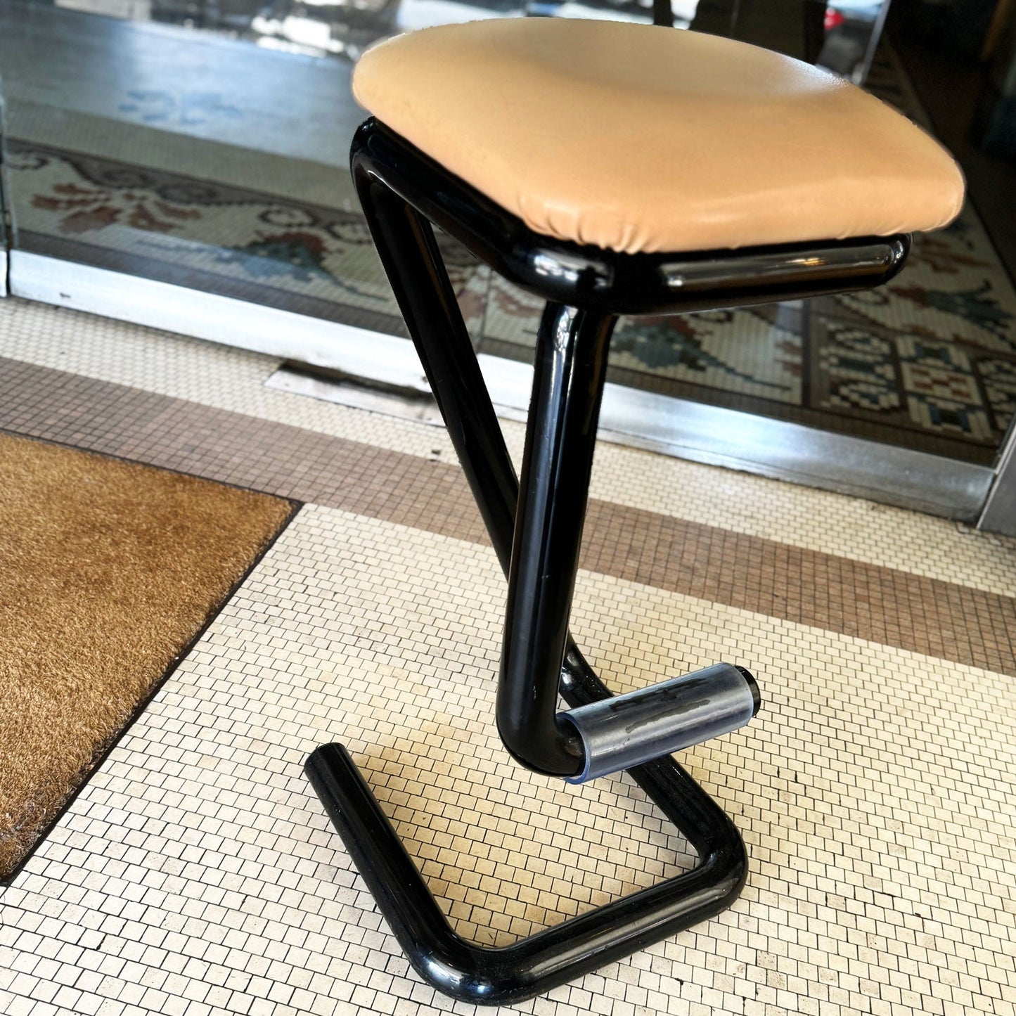 NYLEX / Tubular Paperclip Stool - Black/Tan