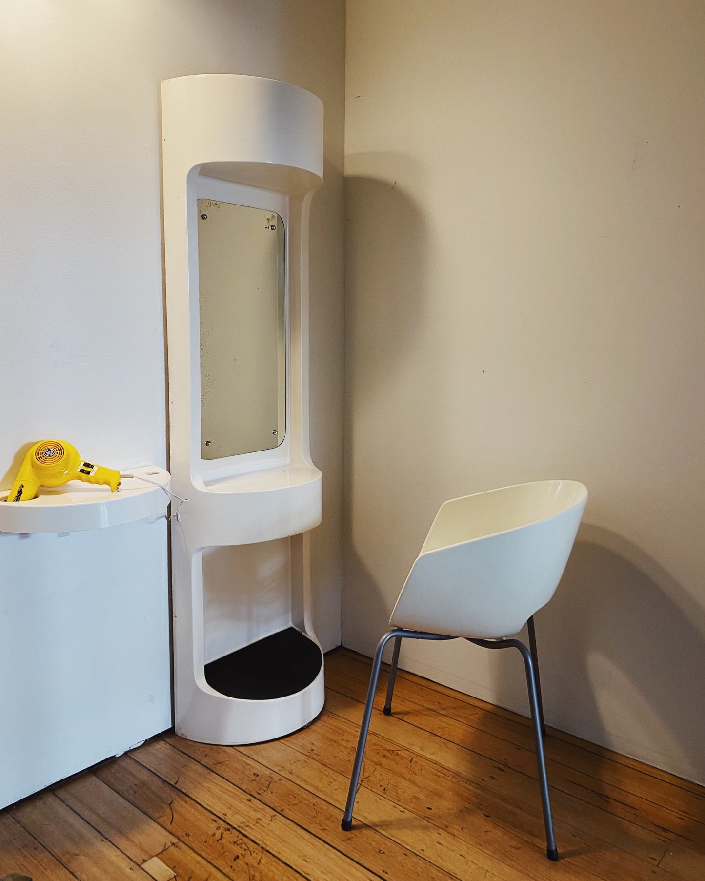 FANTASY #321 / Space Age Standing Beauty Mirror + Station