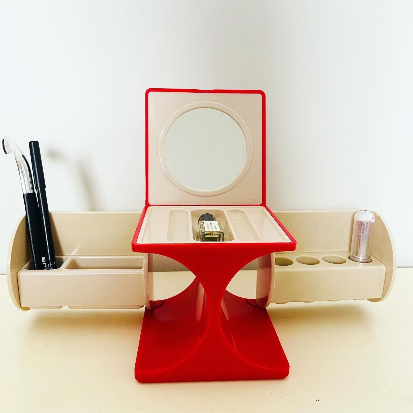 FANTASY #253 / 1970s Space Age Make-Up Cube