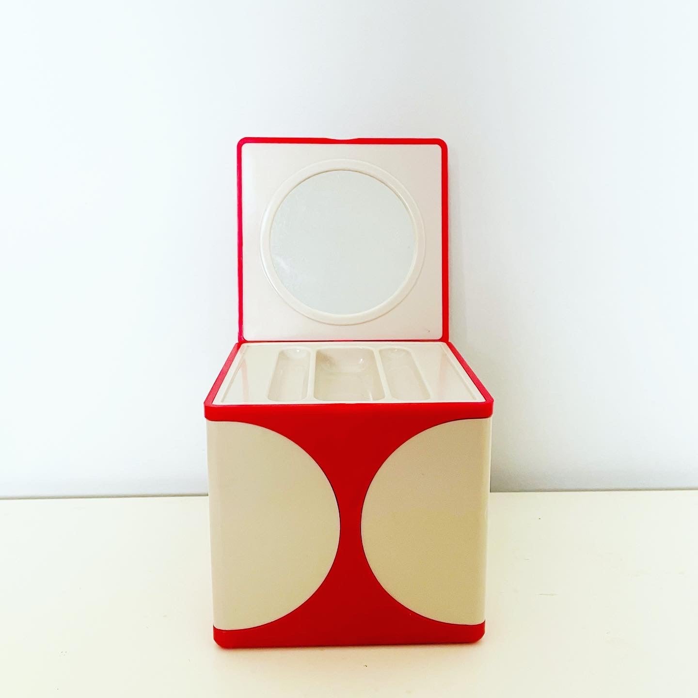 FANTASY #253 / 1970s Space Age Make-Up Cube
