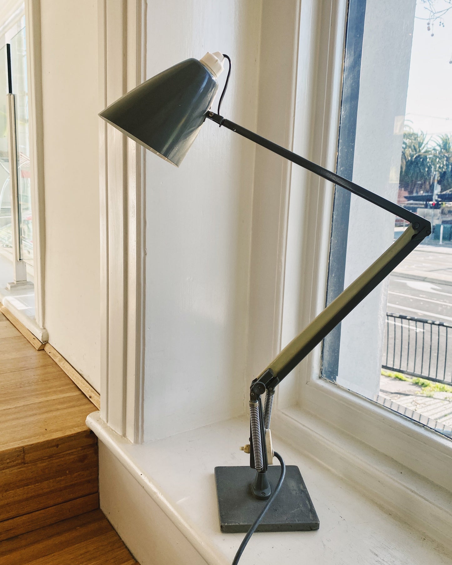 PLANET LAMP / Studio K Desk Lamp - Grey