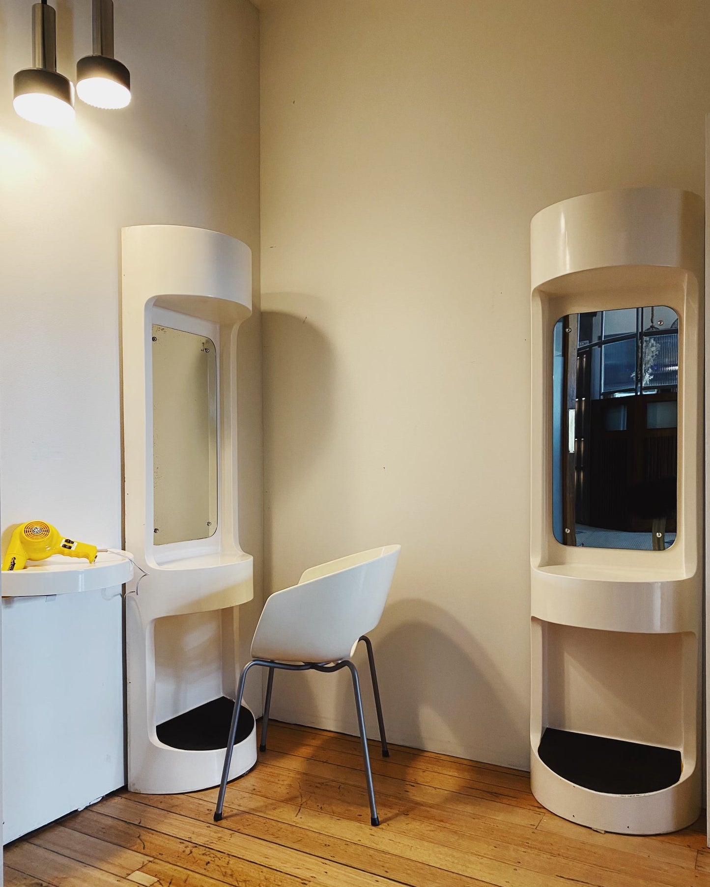 FANTASY #321 / Space Age Standing Beauty Mirror + Station